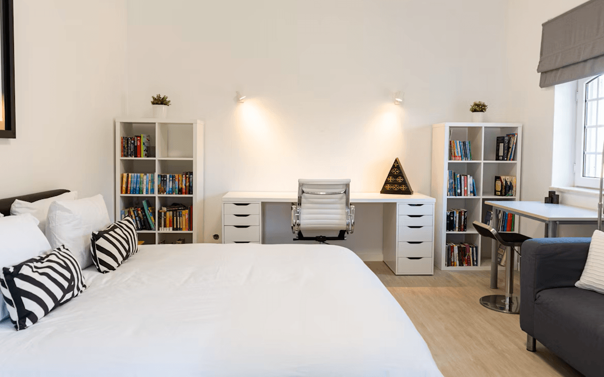 Stunning Bedroom Shelving Concepts That Feel So Modern
